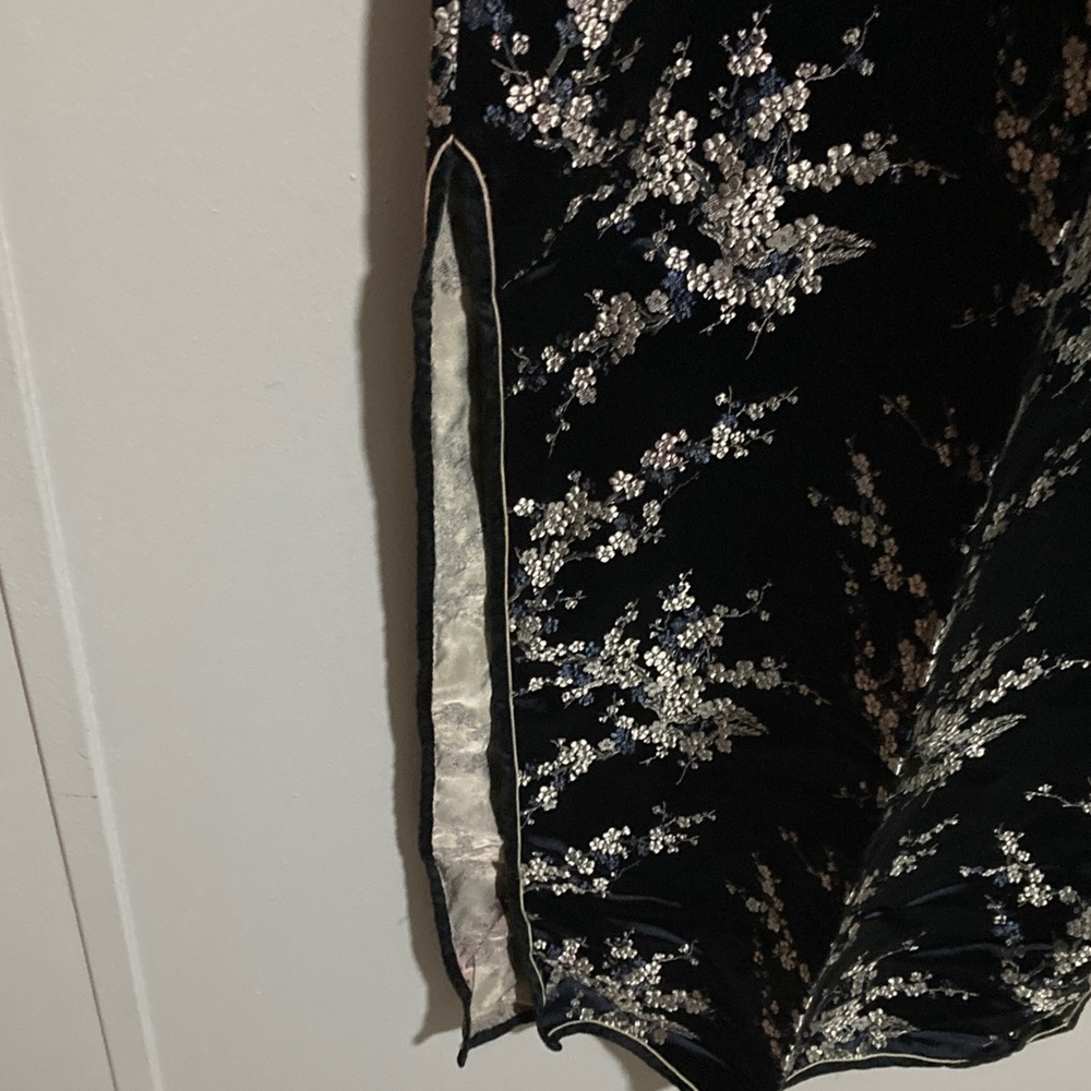 Elegant Black and Gold Floral Midi Dress - Picture 3 of 11